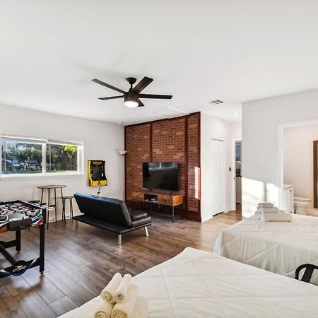 Plush Sheets, Games!, Huge Backyard, Massage Chair Tampa Buitenkant foto