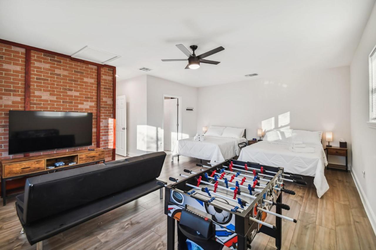 Plush Sheets, Games!, Huge Backyard, Massage Chair Tampa Buitenkant foto