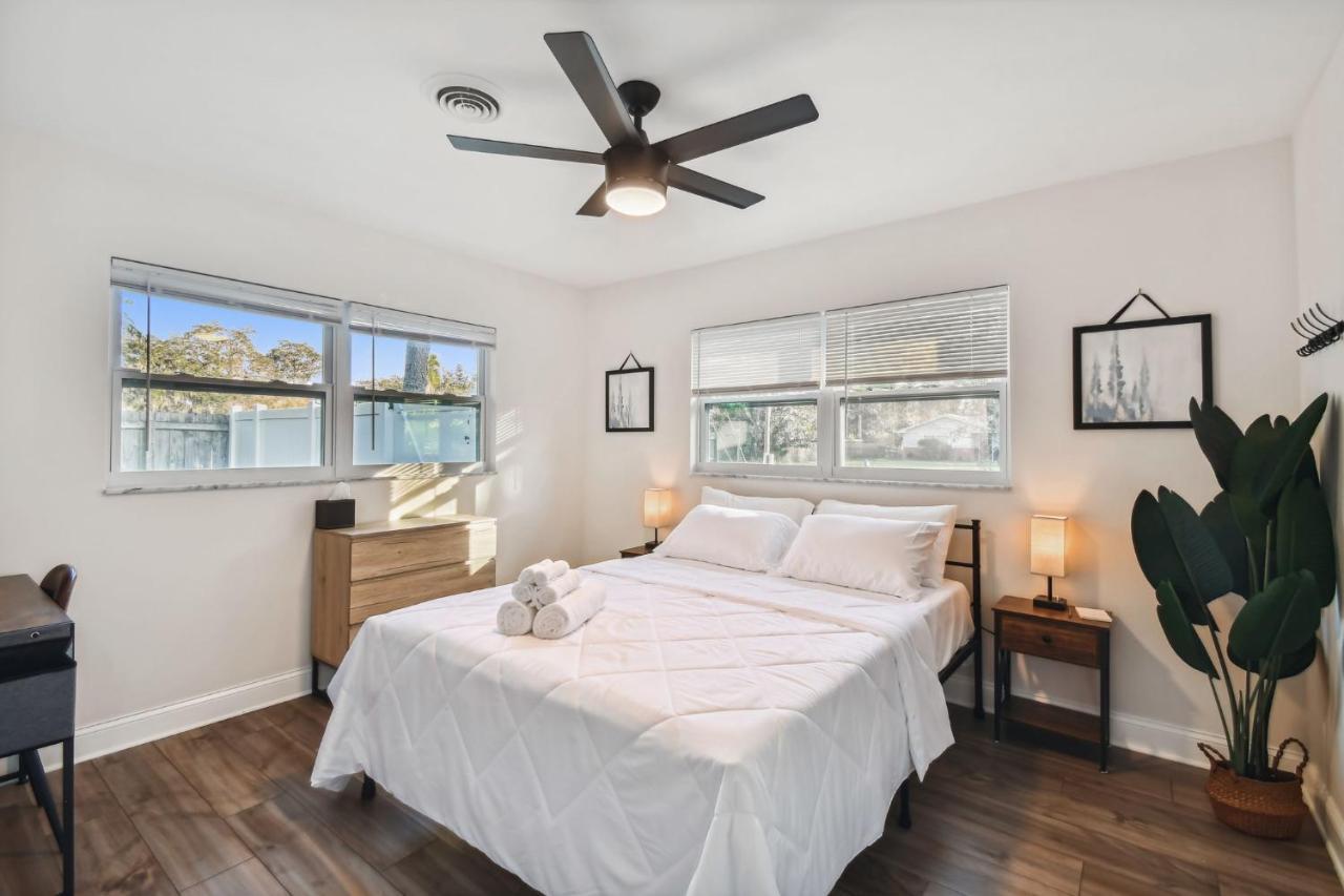 Plush Sheets, Games!, Huge Backyard, Massage Chair Tampa Buitenkant foto