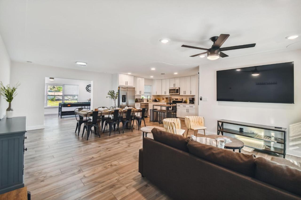 Plush Sheets, Games!, Huge Backyard, Massage Chair Tampa Buitenkant foto